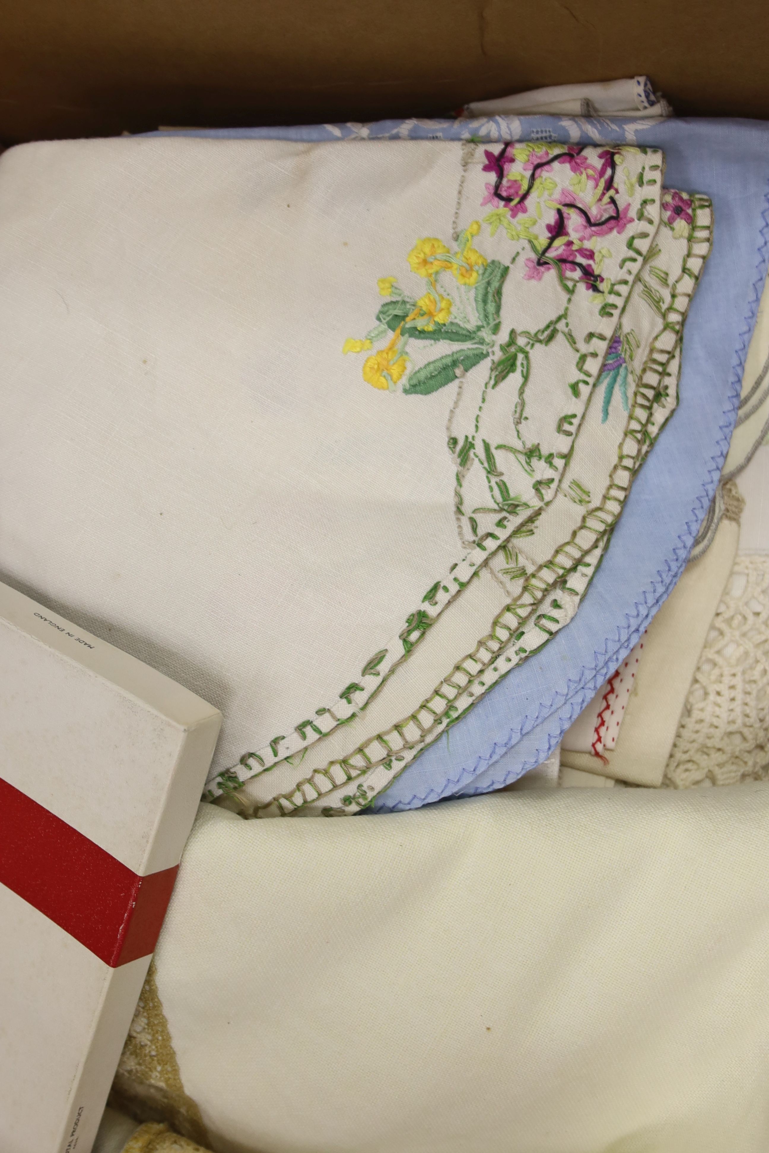 A quantity of vintage linen and lace